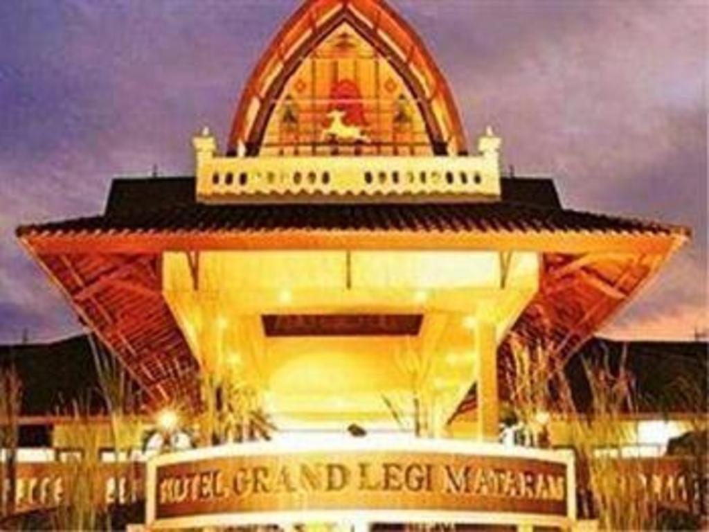 Grand Legi Hotel Матарам Екстер'єр фото