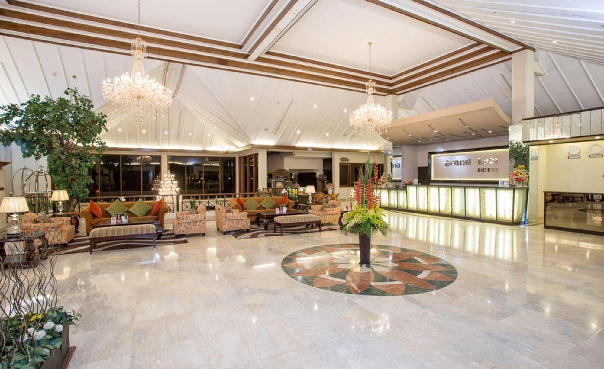 Grand Legi Hotel Матарам Екстер'єр фото